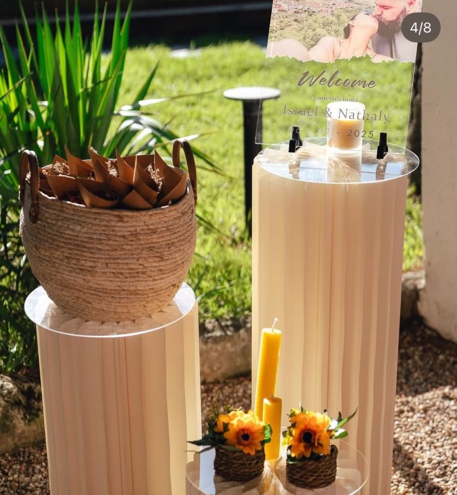 Decoracion de boda personalizada por Parabatai Aurea, columnas con velas y bienvenida