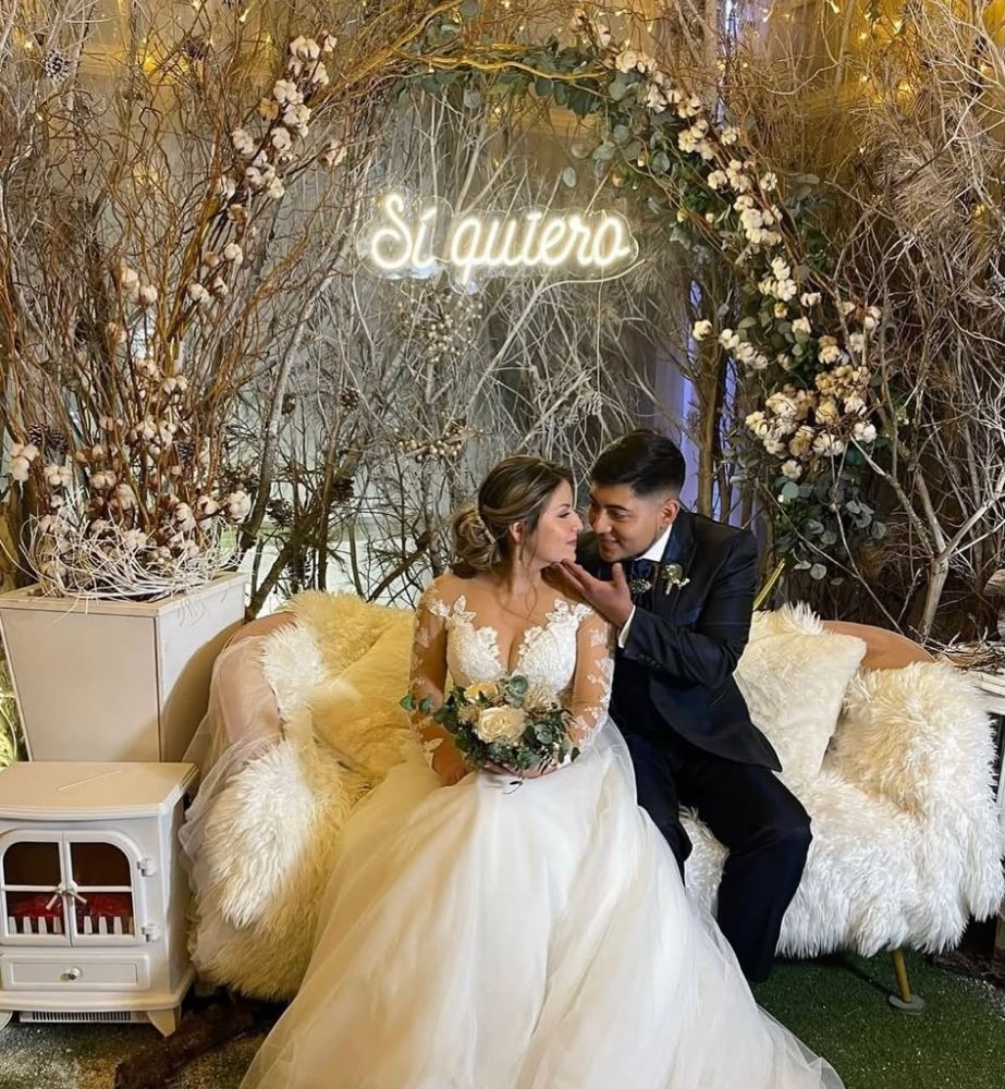 Boda frozen de invierno con neon Si quiero, decoracion con ramas y flores blancas